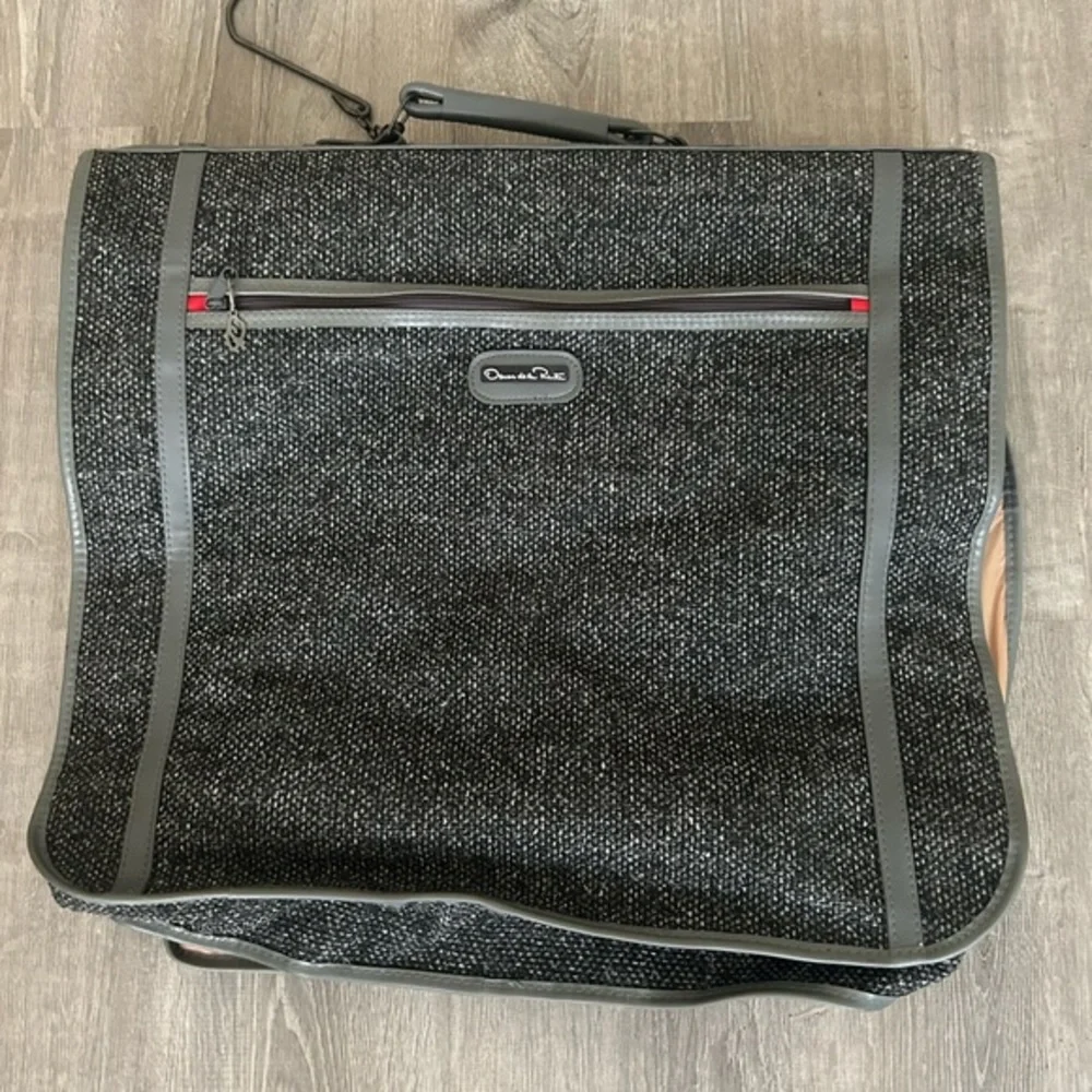Oscar De La Renta hanging luggage bag in like new condition.
